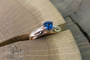 Women's gold ring with sapphire, фото